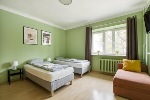 Bed, TV and multimedia, Bedroom, towels