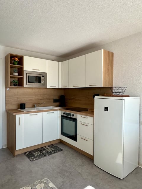 Kitchen or kitchenette, dishwasher, oven, stove
