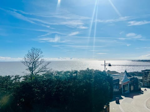 Stylish 3 Bed Apt Sea Views Near the Beach 2B Apartment in Felixstowe