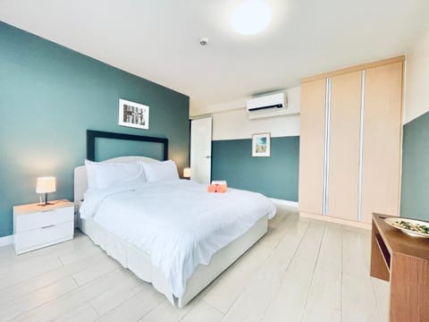 Bed, Bedroom, wardrobe, air conditioner