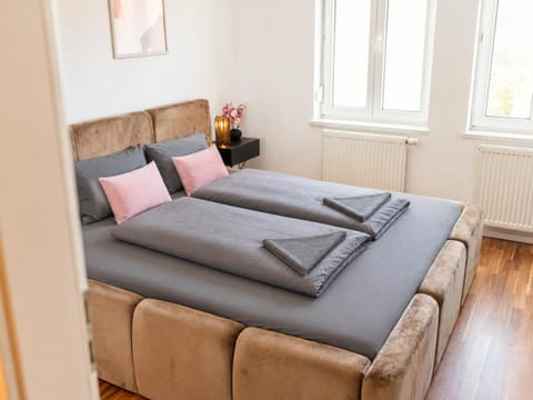 Bed, Photo of the whole room, Bedroom, towels