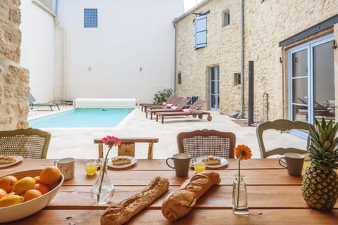 Food and drinks, Dining area, Pool view