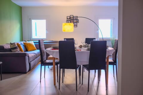 Communal lounge/ TV room, Living room, Dining area