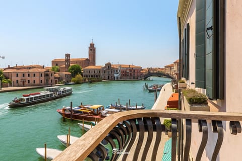 Property building, Nearby landmark, Day, Natural landscape, Activities, City view, Lake view, River view, Sea view