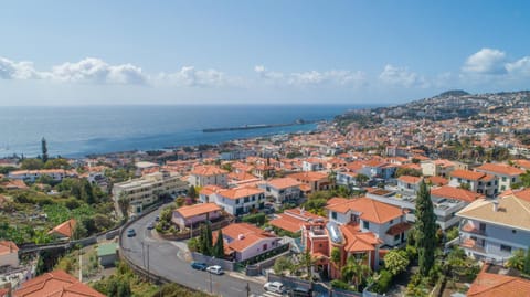 City view, Sea view, Location