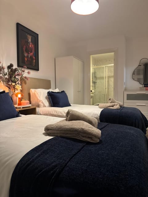 Bed, Bedroom, towels