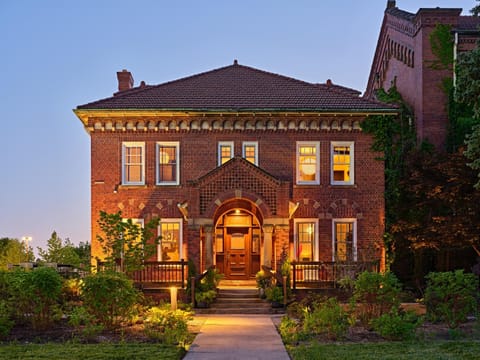 Property building, Facade/entrance, Night, Neighbourhood