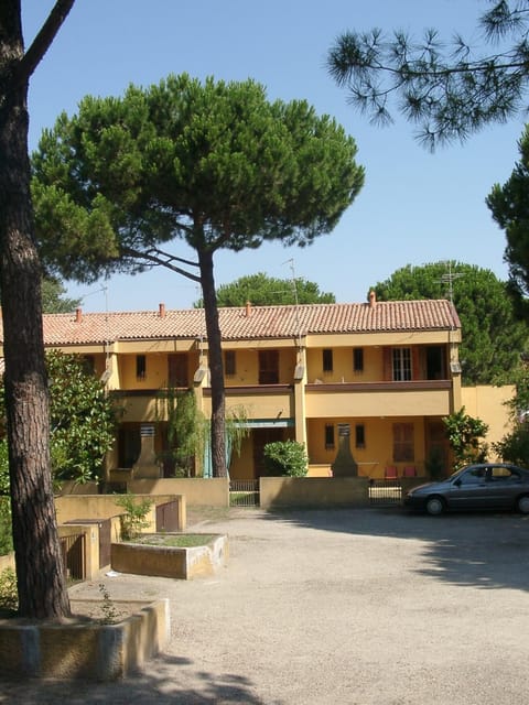 Facade/entrance, Inner courtyard view