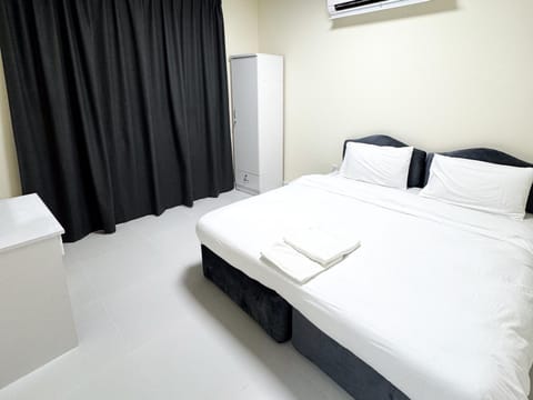 Bed, Bedroom, wardrobe, air conditioner