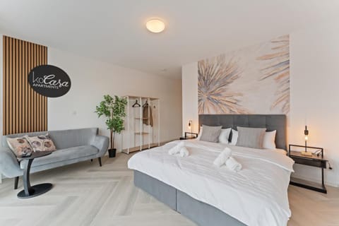 Bed, Living room, Photo of the whole room, Seating area, Bedroom