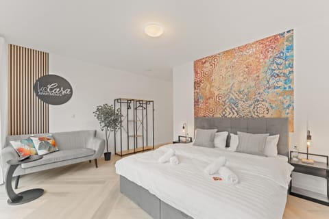 Bed, Living room, Photo of the whole room, Seating area, Bedroom, towels