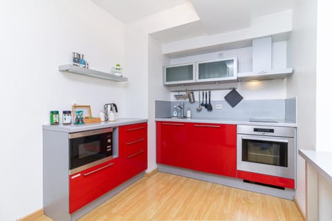 Coffee/tea facilities, Kitchen or kitchenette, microwave, oven, stove, kitchen, kitchen