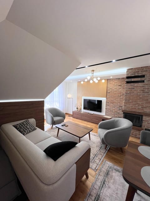 TV and multimedia, Living room, Seating area, Evening entertainment