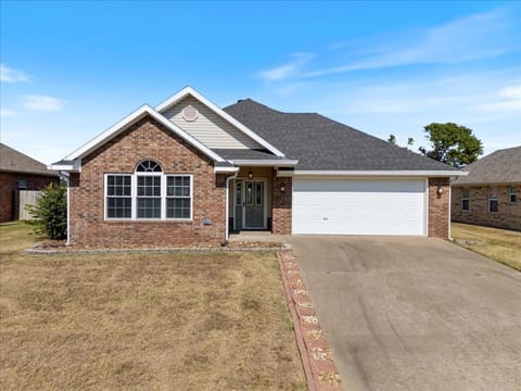 Beautiful 3 bed 2 bath home near Crystal Bridges House in Rogers