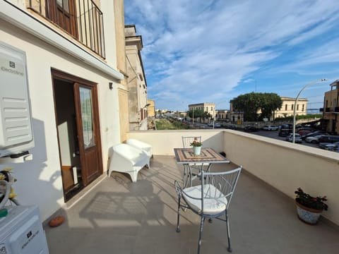 Property building, Day, View (from property/room), Balcony/Terrace, Dining area, Street view, Location