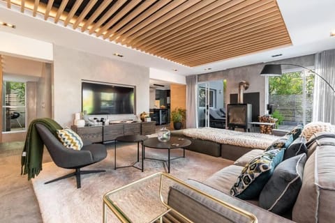 Communal lounge/ TV room, TV and multimedia, Living room, Seating area, Evening entertainment