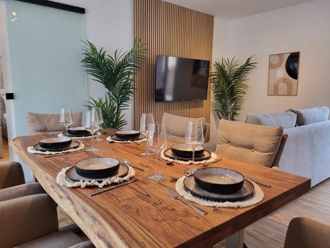 Communal lounge/ TV room, TV and multimedia, Living room, Seating area, Dining area, Evening entertainment