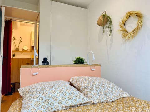 Bed, Photo of the whole room, Bedroom, wardrobe