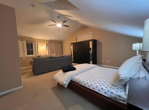 A master suite with own kitchenette and bath Apartment in Walnut Creek