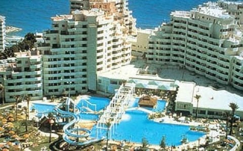 Swimming pool, sunbed