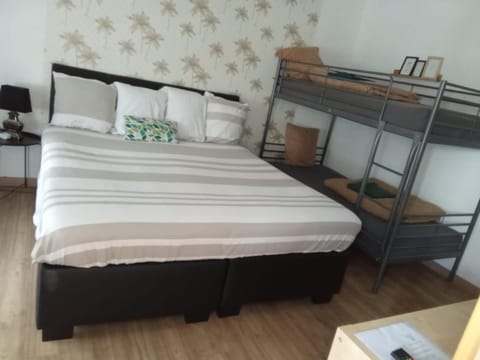 Auberge du manala chambre 4 personnes 24-24 Hostel in Saint-Louis