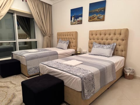 Bed, Living room, Photo of the whole room, Seating area, Bedroom