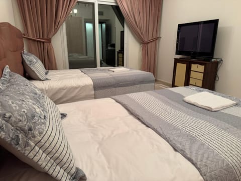 Communal lounge/ TV room, Bed, TV and multimedia, Photo of the whole room, Evening entertainment, Bedroom