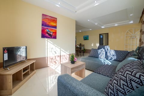 Communal lounge/ TV room, TV and multimedia, Living room, Seating area