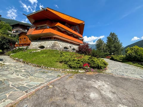 Property building, Nearby landmark, Spring, Day, Natural landscape, Garden, Garden view, Mountain view
