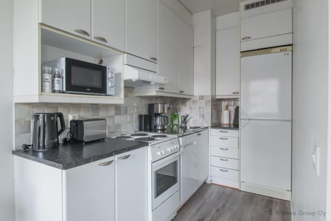 Coffee/tea facilities, Kitchen or kitchenette, dishwasher, oven, toaster