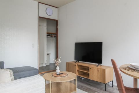 Communal lounge/ TV room, TV and multimedia, Living room, Seating area, Evening entertainment