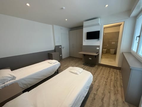 Bed, TV and multimedia, Photo of the whole room, Bedroom, towels