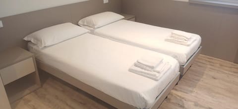 Bed, towels