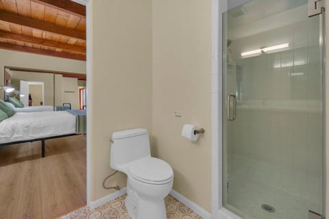 Pacific Views Retreat - Rooftop Deck, Game Room, Fire Pit & Cozy Backyard! House in Pacific Beach