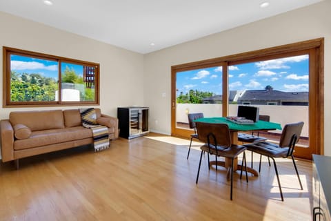 Pacific Views Retreat - Rooftop Deck, Game Room, Fire Pit & Cozy Backyard! House in Pacific Beach