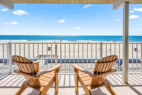 Natural landscape, View (from property/room), Balcony/Terrace, Seating area, Beach, Sea view