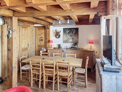 Chalet Duplex au Cœur de la Station avec Balcon et Parking - FR-1-275-222 Apartment in Montvalezan