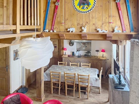 Chalet Duplex au Cœur de la Station avec Balcon et Parking - FR-1-275-222 Apartment in Montvalezan