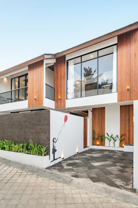 Property building, Day, Balcony/Terrace