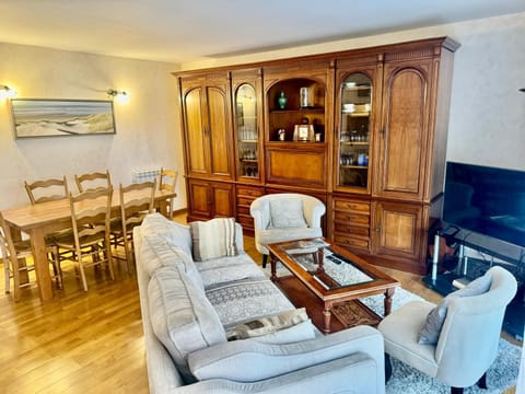 Living room, Seating area, Evening entertainment