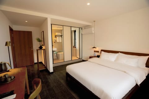 Bed, Photo of the whole room, Seating area, Bedroom