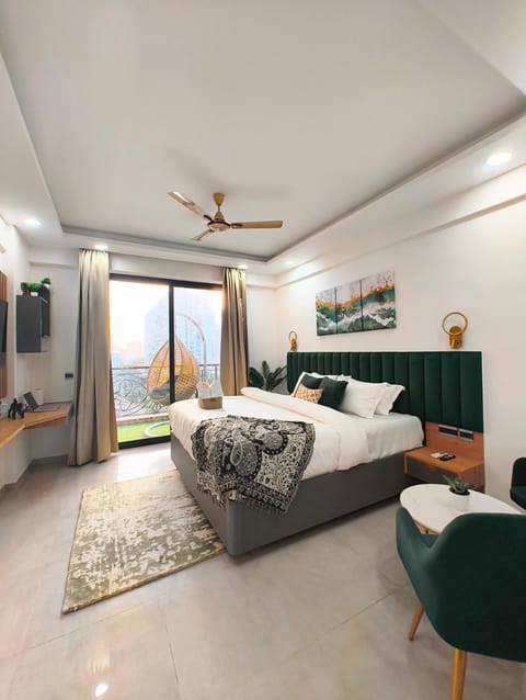 Bed, TV and multimedia, Balcony/Terrace, Photo of the whole room, Seating area, Evening entertainment, Bedroom