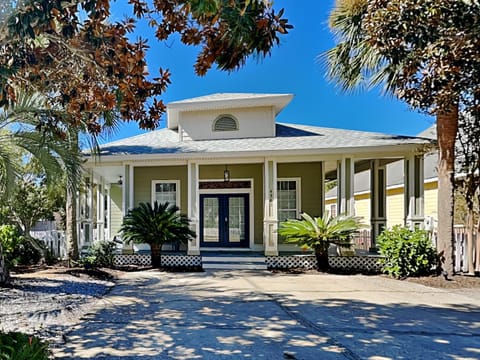 Property building, Facade/entrance, Garden, Parking