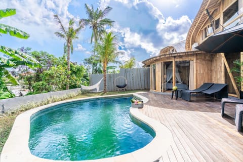 Property building, Patio, Day, Garden, Garden view, Pool view, Swimming pool, Swimming pool, sunbed