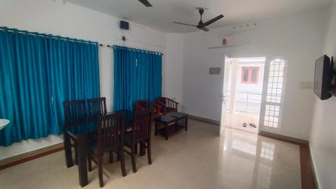 Communal lounge/ TV room, TV and multimedia, Living room, Dining area