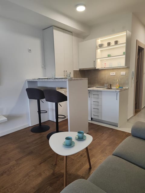 Kitchen or kitchenette, Dining area, stove