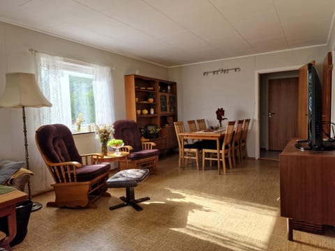 TV and multimedia, Living room, Seating area, Dining area