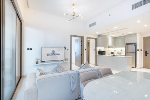Kitchen or kitchenette, Living room, Seating area, Dining area