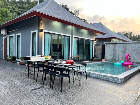 Property building, Patio, Dining area, Pool view, Swimming pool, sunbed