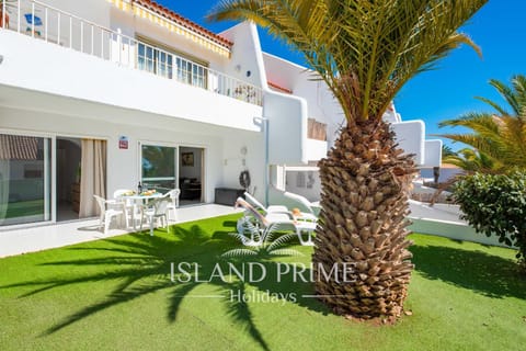 Property building, Patio, Garden, Seating area, Dining area, sunbed